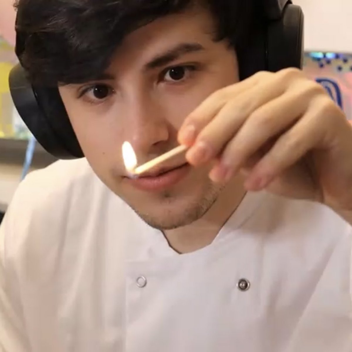 Zinniastxr's tweet photo. โItโs a metaphor, you see, you put the thing that helps get you high between your teeth but you never give it the power to get you highโ
#georgebakingstream https://t.co/1RWbNQWcm6