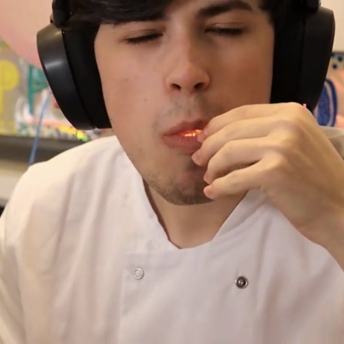 Zinniastxr's tweet photo. โItโs a metaphor, you see, you put the thing that helps get you high between your teeth but you never give it the power to get you highโ
#georgebakingstream https://t.co/1RWbNQWcm6