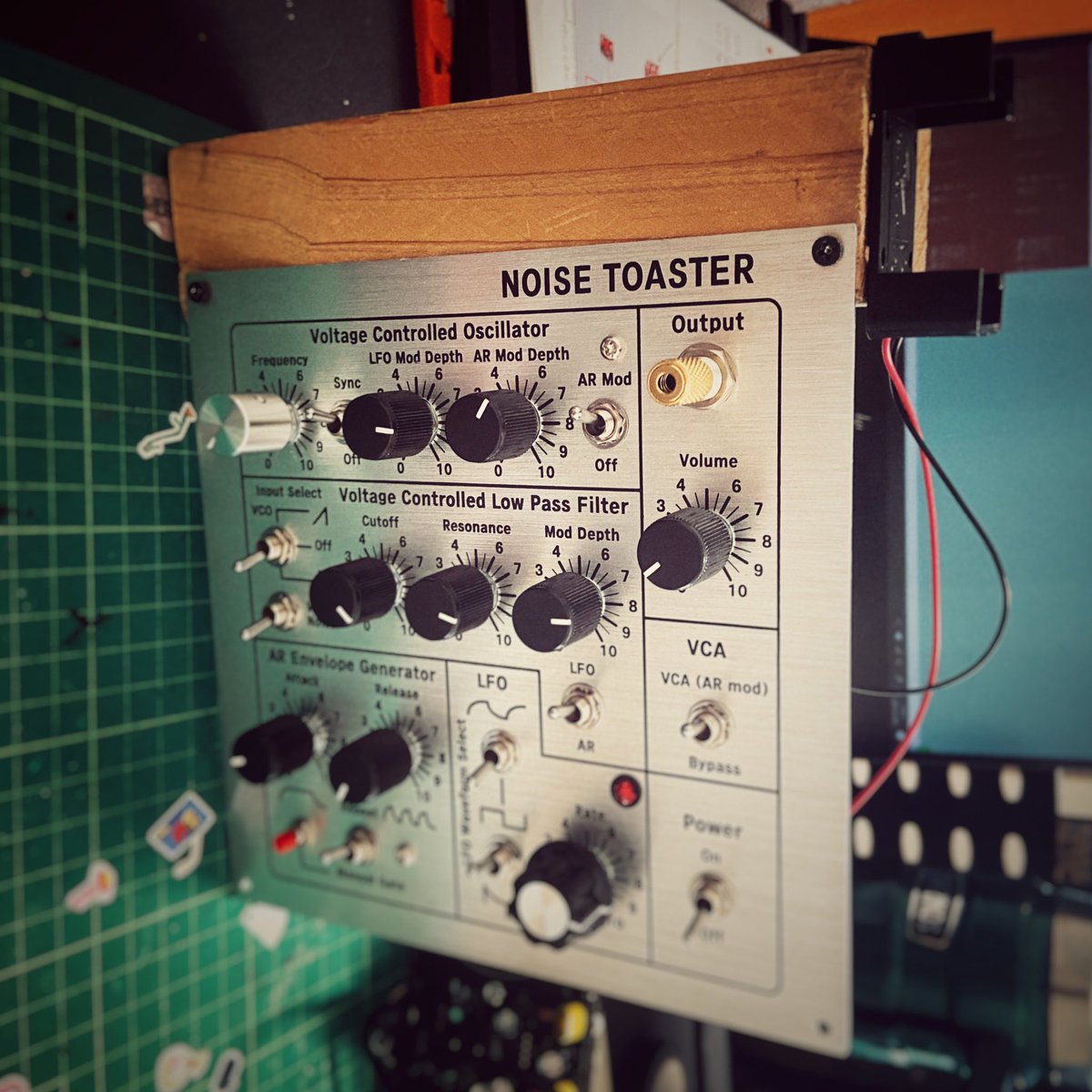 ComKagoshimania's tweet photo. 枠がないので、その辺の切れ端に固定。
電池ボックスは両面テープで。

今からzoomのリバーブに繋いでみます。

#電子工作
#noiseToaster https://t.co/0CIKUmXAGg