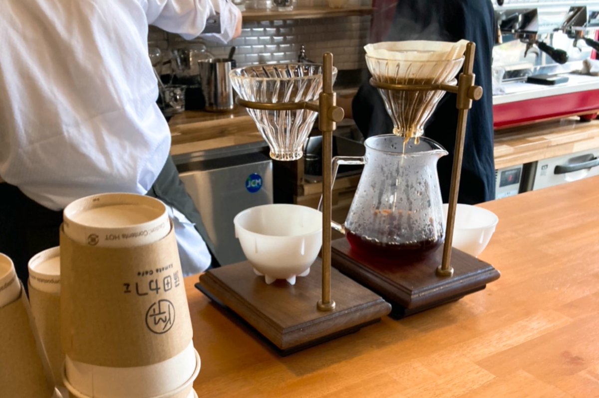 TokyoCSG's tweet photo. ご近所さんにカフェ☕️がプレオープンしてました♪
パクチーチキンのサンドウィッチ🥪とレアチーズケーキ🧁を頂きました😆
美味しかった💕そしてメインのコーヒーですが主流通り浅煎りのラインナップ寄りでしたが、私は中煎りコスタリカと深煎りのグアテマラ🇬🇹をチョイスです。ご馳走様でした〜😋 https://t.co/1mLIV4yk8W