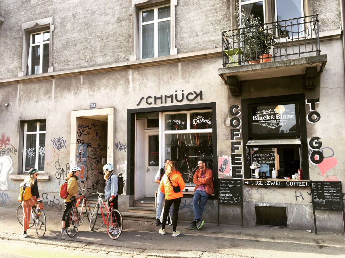 Da ist er, der erste Coffee to go in der Schweiz mit MuKa-Milch!
Flat White, Cappuccino und die heisse Schoggi werden im Schmück mit MuKa-Milch von behornten Kühen angeboten. 
Zu finden direkt neben der Haltestelle Zypressenstrasse im Zürcher Kreis 3  mu-ka.ch/karte