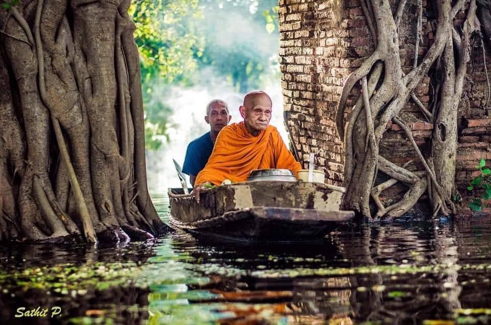 Up_To_OiL's tweet image. "ประตูแห่งกาลเวลา" จ.พระนครศรีอยุธยา
ที่ วัดพระงาม ประตูแห่งกาลเวลาถูกน้ำท่วมสูงเกือบถึงอก พระสงฆ์ต้องพายเรือบิณฑบาต ทำให้ซุ้มประตูเก่าแก่ที่ถูกรากโพธิ์ปกคลุมดูงามแปลกตา เป็นภาพที่ไม่ได้เห็นบ่อยนักหากไม่เกิดเหตุการณ์น้ำท่วม (Cr.พระกฤตยะ)