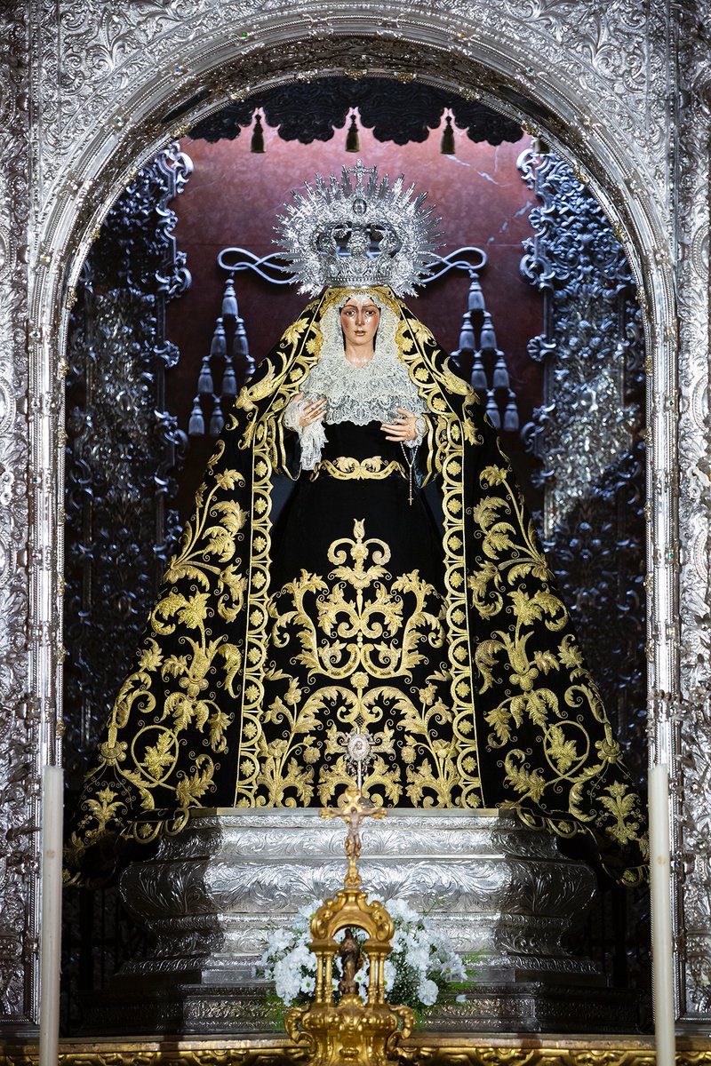 La Virgen de la Esperanza ataviada de luto para el mes de los fieles difuntos. 

#FielesDifuntos 

📷 José Antonio Criado