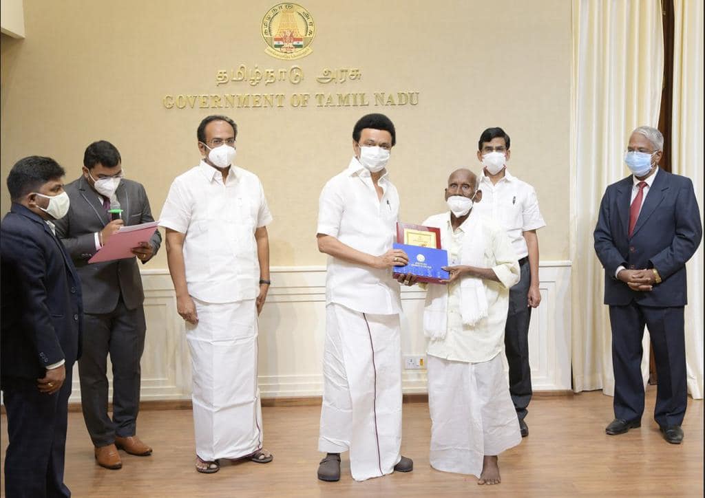 TThenarasu's tweet photo. எல்லைப் போராட்ட தியாகிகளைப் போற்றும் வகையில், மாண்புமிகு முதலமைச்சர் அவர்கள் ரூ. ஒரு லட்சம் மற்றும் கேடயம் வழங்கிச் சிறப்பித்தார். https://t.co/IeOVJCwS8Y
