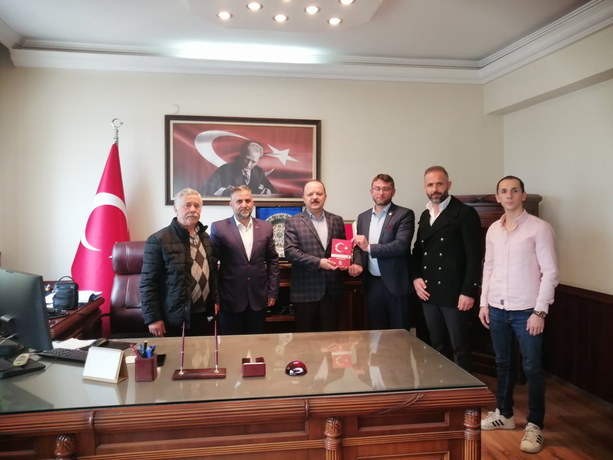 Rpderince's tweet photo. Yeniden Refah Partisi Derince İlçe Başkanı Yakup Güzeltepe ve yönetimi, Derince’ye yeni atanan Kaymakam Meftun Dallı'yı ziyaret etti.Yakup Güzeltepe Kaymakam Dallı'ya yeni görevinde başarılar diledi.Kaymakamımıza misafirperverliği ve hoş sohbetinden dolayı teşekkür ederiz https://t.co/0WVsR1Zviw