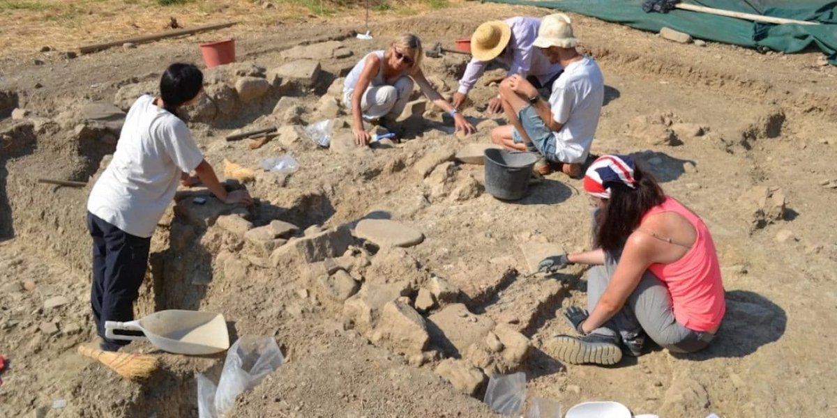 Sarah404BC's tweet photo. 💥Three #Mycenaean Bronze Swords & other grave goods discovered in C12BC tomb on necropolis of ancient #Rypes near #Aegio #Peloponnese, announced Sunday💥
https://t.co/4UaWvqFdNX https://t.co/lNef5Zb89W