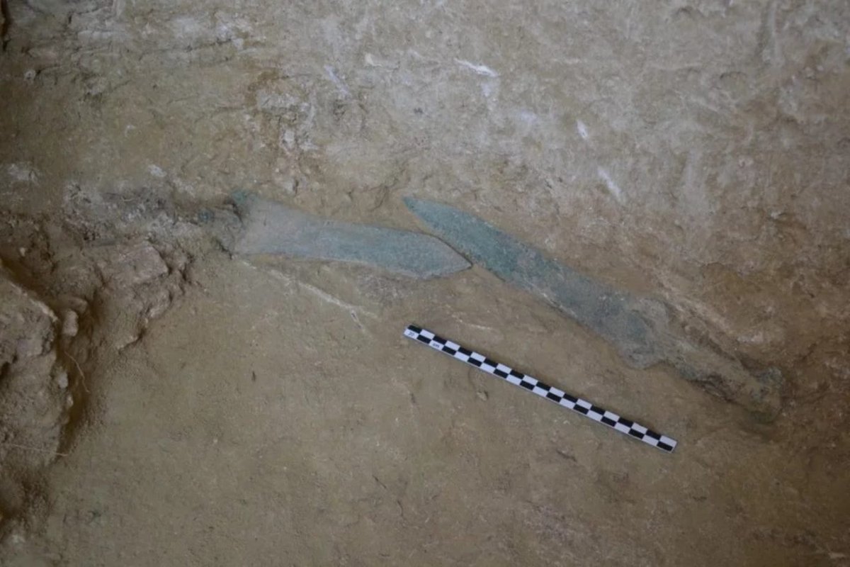 Sarah404BC's tweet photo. 💥Three #Mycenaean Bronze Swords & other grave goods discovered in C12BC tomb on necropolis of ancient #Rypes near #Aegio #Peloponnese, announced Sunday💥
https://t.co/4UaWvqFdNX https://t.co/lNef5Zb89W