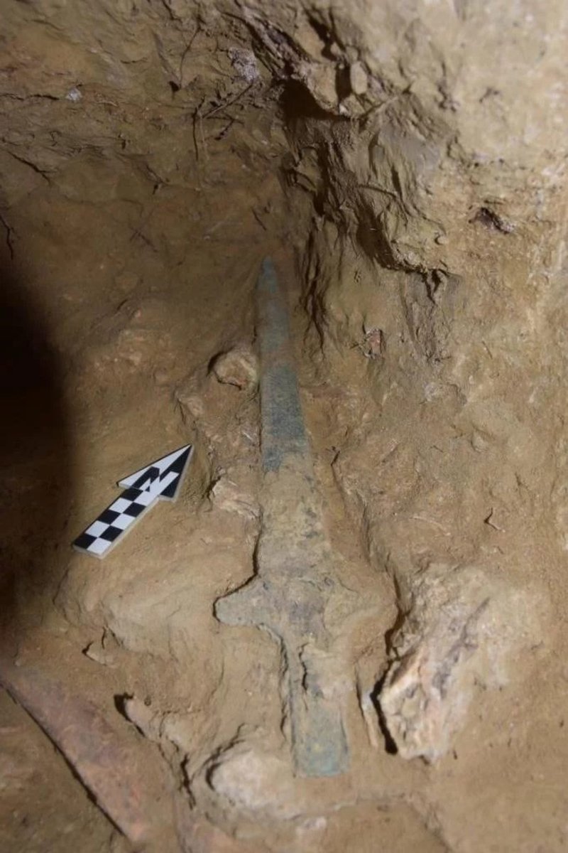Sarah404BC's tweet photo. 💥Three #Mycenaean Bronze Swords & other grave goods discovered in C12BC tomb on necropolis of ancient #Rypes near #Aegio #Peloponnese, announced Sunday💥
https://t.co/4UaWvqFdNX https://t.co/lNef5Zb89W