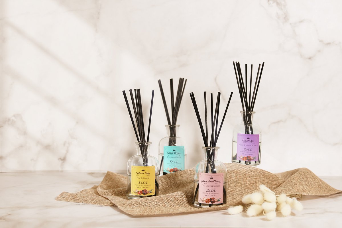vanilla_th's tweet image. Malissa Kiss Perfume Reed Diffuser✨ เนรมิตบ้านให้หอมฟุ้ง 4 กลิ่นหอมแห่งความทรงจำ

🌸ก้านไม้หอมไฟเบอร์คุณภาพสูง มีคุณสมบัติช่วยดูดซับน้ำหอมได้ดีและสามารถกระจายกลิ่นหอมได้อย่างสม่ำเสมอทุกช่วงเวลายาวนานกว่า 1-2 เดือน  

#MalissaKiss #ก้านไม้หอมมาลิสสาคิส
#PerfumeReedDiffuser