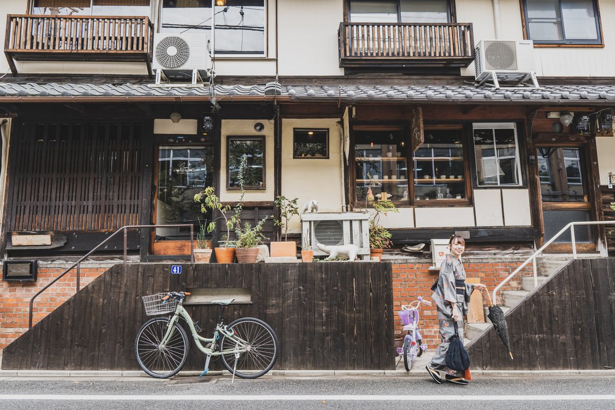 通販サイトにフリルの半幅帯をUPしました。
正絹で無地で黒なので かわいすぎる事なく色々な着物に合わせやすいと思います。
kyoto-shop.org