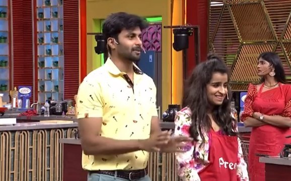 Poonkothai71's tweet photo. "Na instructions mattum than kuduthen, avanga dhan pannanga"
Whereas he did hs share of work.
"Poondu urichadhuku yellam pangu kekka koodadhu"
She 2 did many works other than peeling garlic.
What to do wth these two,Other than celebrate?🥺
Such SOULMATES
Bless thr bond
#ashaangi https://t.co/vFBqASeWew