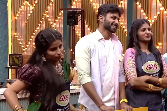 Poonkothai71's tweet photo. "Na instructions mattum than kuduthen, avanga dhan pannanga"
Whereas he did hs share of work.
"Poondu urichadhuku yellam pangu kekka koodadhu"
She 2 did many works other than peeling garlic.
What to do wth these two,Other than celebrate?🥺
Such SOULMATES
Bless thr bond
#ashaangi https://t.co/vFBqASeWew