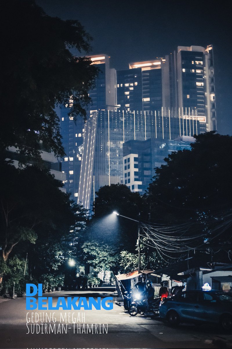 Jakarta sering ditampilkan dalam foto-foto deretan gedung megah di Jalan Sudirman hingga Jalan Thamrin. 

Gue pengen share foto-foto tentang Jakarta di belakang gedung-gedung megah itu.