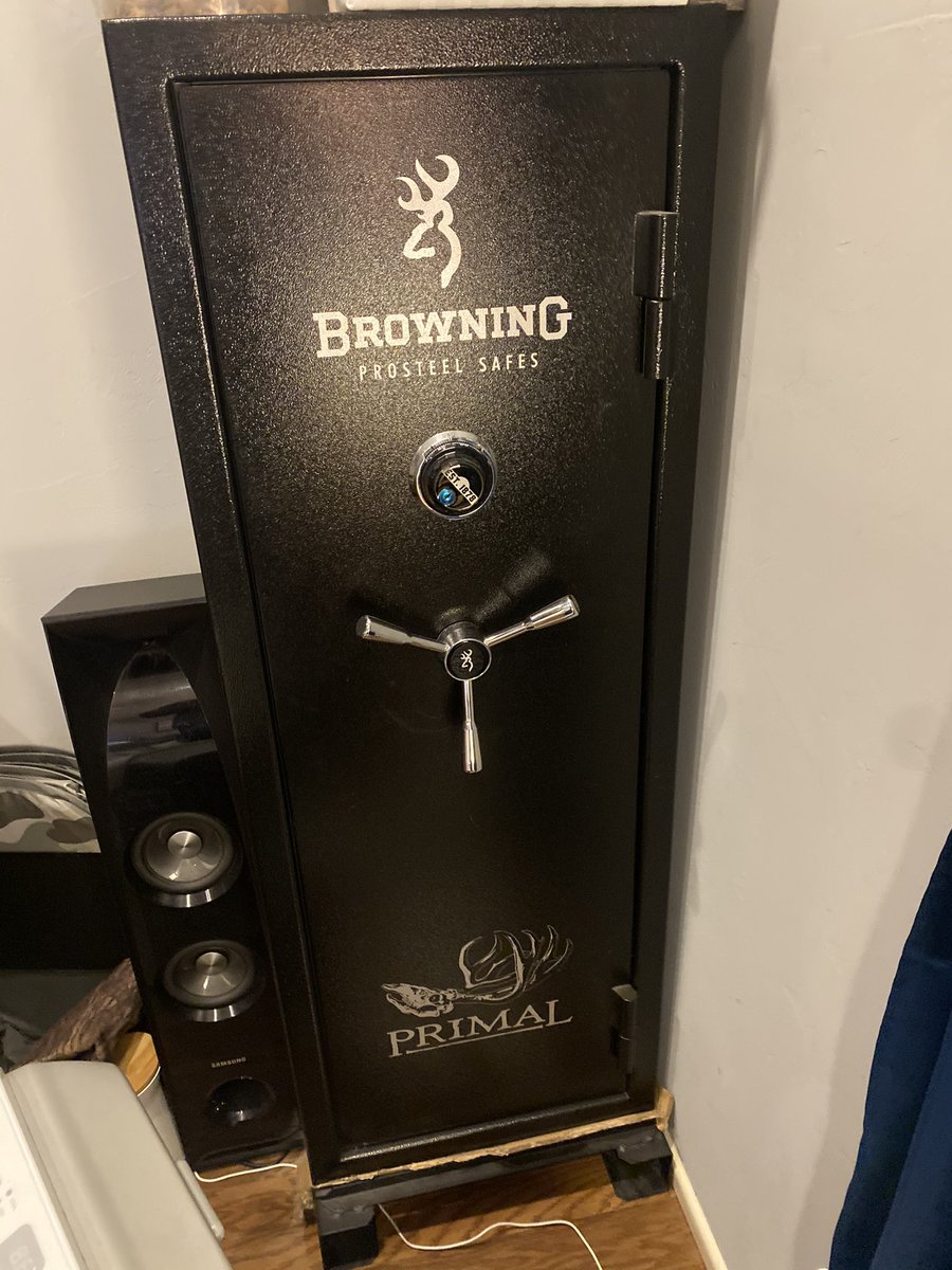 zrawsonn's tweet photo. 🚨BOLO NORMAN OKLAHOMA🚨 50k worth of clothes guns personal items like passport, social security card, pilots license, logbooks, and both of my safes. Truck, trailer, and everything I own was stolen October 31st around 6 am in my driveway. $500.00 cash reward of whereabouts. https://t.co/RIURyKMjwI