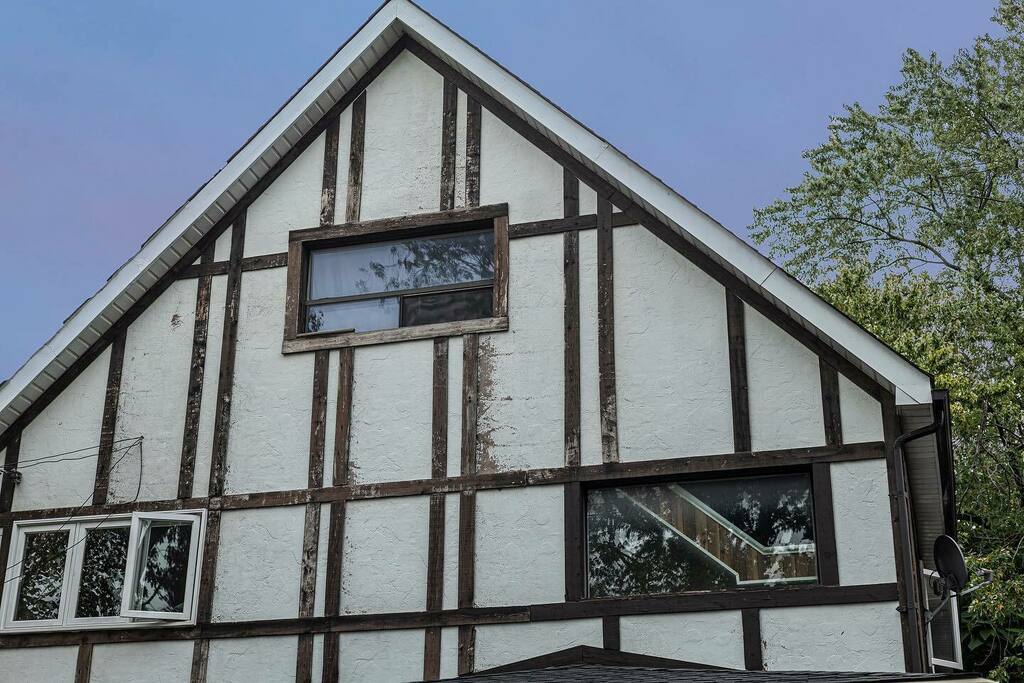 Stairway to Haven.
Yes, playing with Photoshop’s Sky replacement tool at last…
#stairwaytoheaven #landscapephoto #photoshopskyreplacement #urbanphotography #house #reflected #trees #leicasl2s #summicron50 instagr.am/p/CVwp9GOrJPj/