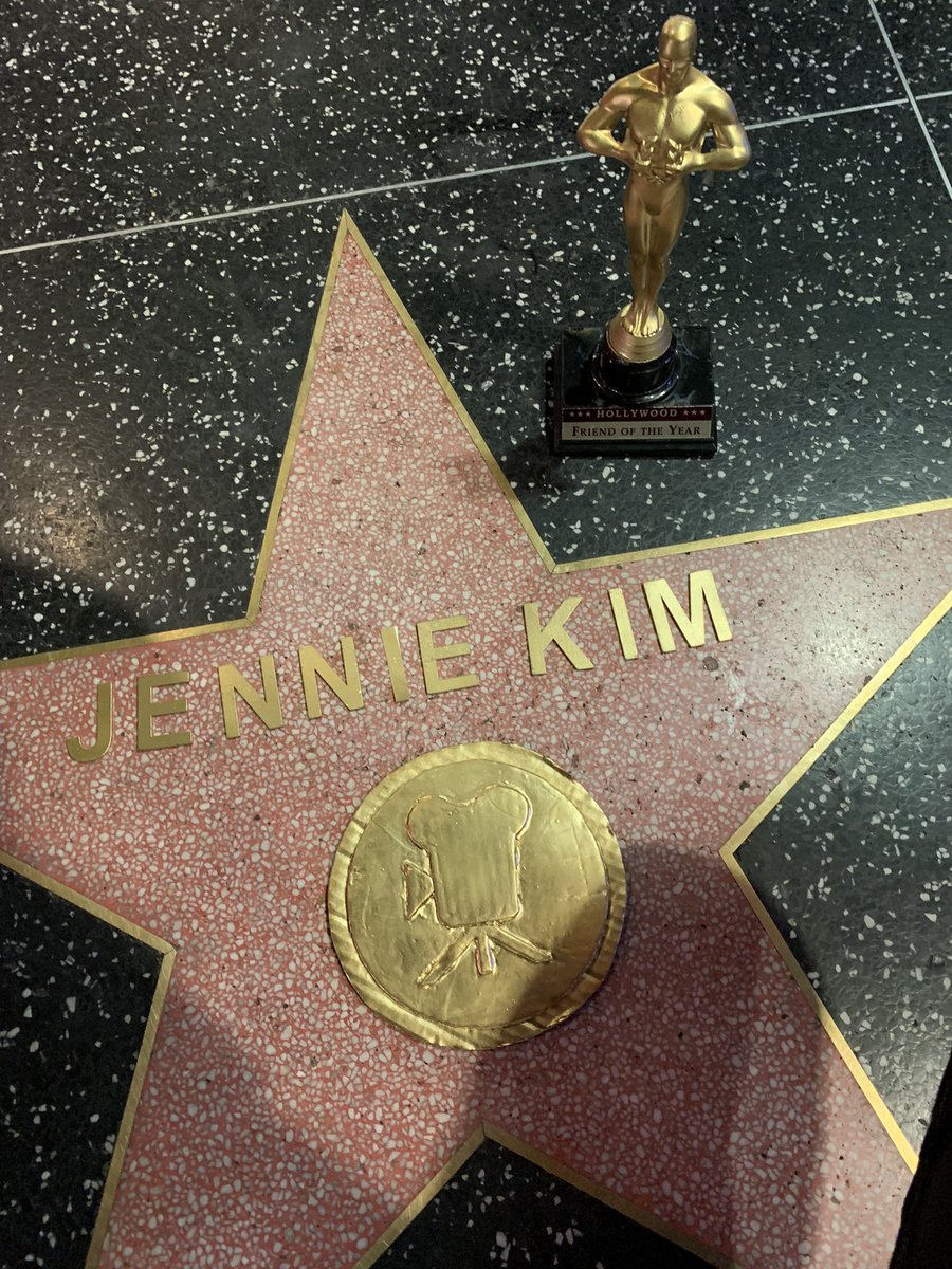 jeninikim16's tweet photo. Jennie Kim on the Hollywood Walk of Fame. It is so cold but i’m trying to flex my shirt 😉 #FindingJENNIEinLA https://t.co/RNtTqeyi16
