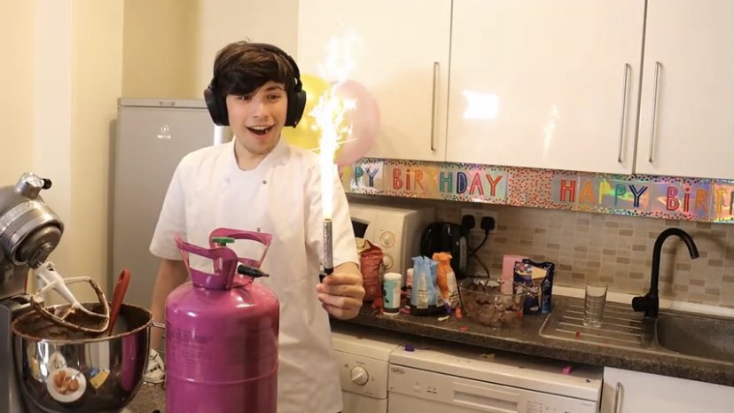 Amberxox5's tweet photo. #georgebakingstream AMAZING STREAMM GOGGY I REALLY HAD FUN WATCHING IT UR THE CUTEST, EVEN THO I HAD TO SLEEP IN THE MIDDLE OF IT :( , THANKYOU FOR MAKING AMAZING STREAMS U LIGHT UP EVERY ROOM U WALK INTO https://t.co/L2SryaTLhO