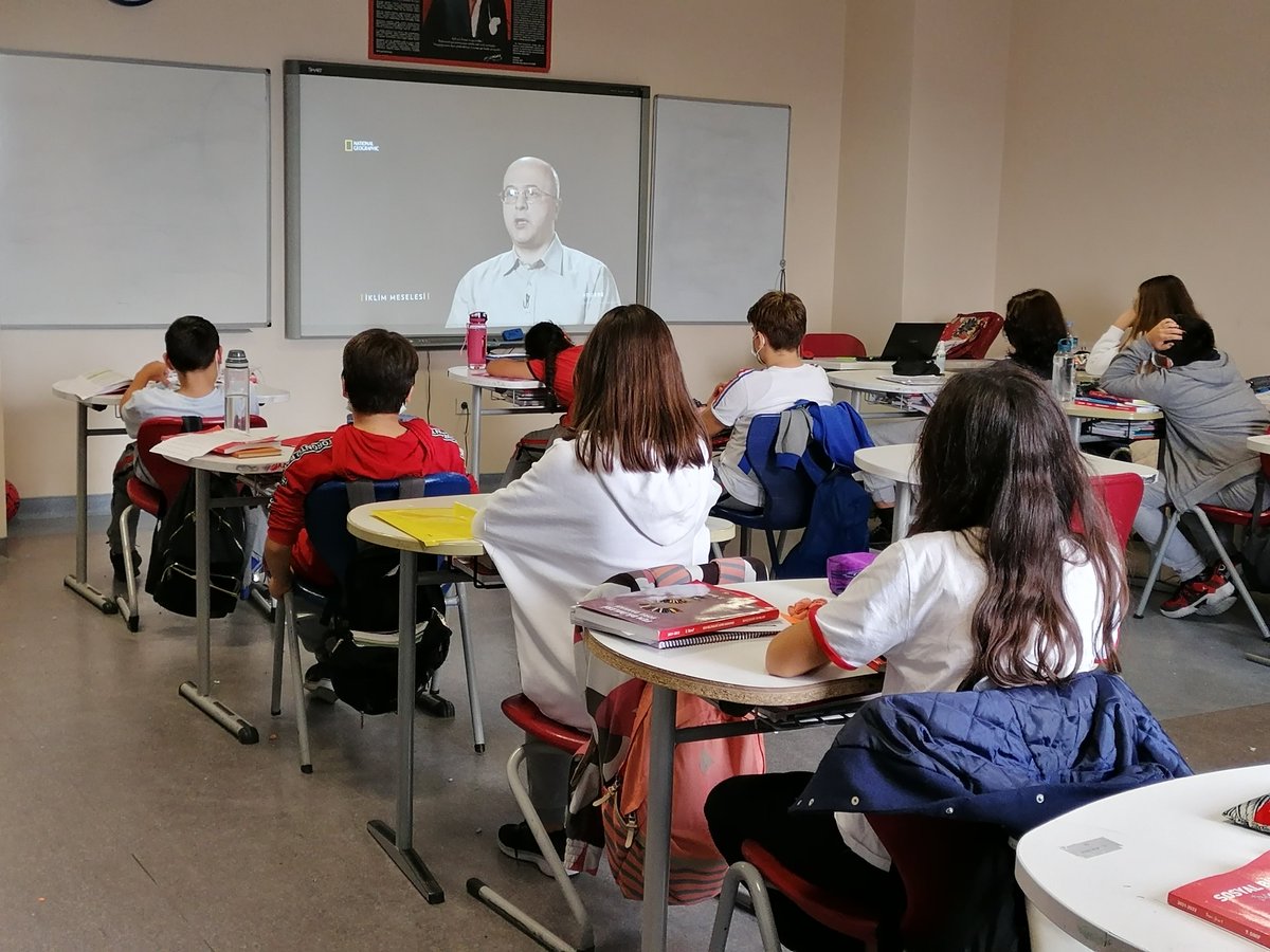 SedaDeirmencio2's tweet photo. 7. Sınıf öğrencilerimizle Master junior programı kapsamında Küresel İklim Krizi ve İklim Eylemi Hakkında eğitici videolar izleyerek beyin fırtınası yaptık.#BahcesehirKoleji #GeridönüşümSerüvenim @TamerrAktas @FGencel @ozdmir_ebru https://t.co/EGwySUVTit