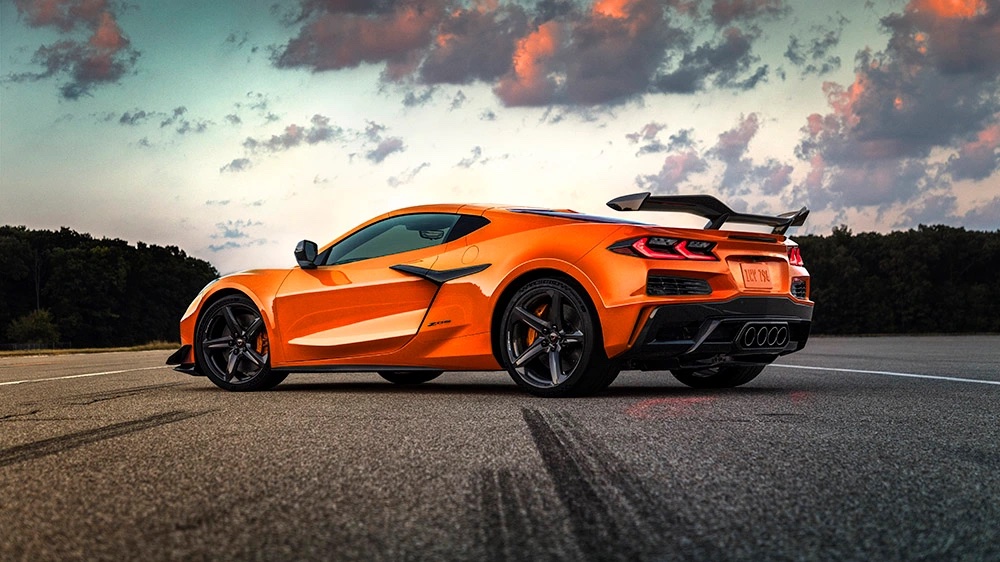 WeeklyDriver's tweet photo. @TheWeeklyDriver The 2023 Corvette Z06 is bigger, faster and taller. https://t.co/iLzRo1CUKx https://t.co/CbdTKqZuAn