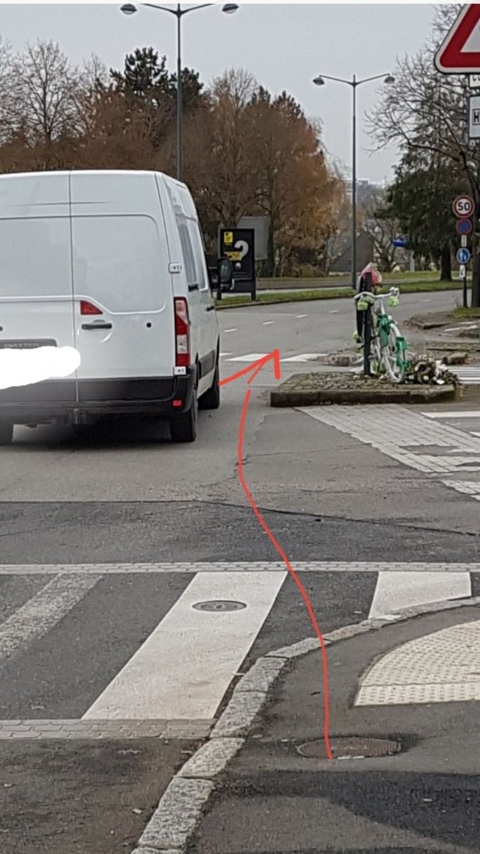 Ce carrefour était réputé dangereux on comprend pourquoi ! Cette photo a été prise après la mort de ma fille , ma question pourquoi attendre des drames pour faire des aménagements vitaux ???