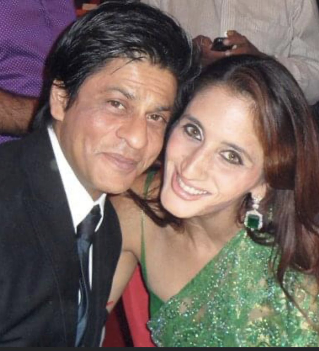 FarahKhanAli's tweet photo. Happy happy birthday Shah @iamsrk . I pray Allah keeps u &amp; your family safe always. Wish u health wealth happiness prosperity success love laughter luck light&amp; all the good in the world for you and yours. Love you forever even though I may not see you often.❤️❤️❤️❤️❤️. Be blessed https://t.co/GIOcNM1pbh