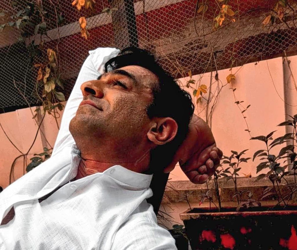 KhanEijaz's tweet photo. khush to bohot honge tum. aaj aakhri din jo hai. .
.
last day of shoot. (aur bahuuuuut kaam ) https://t.co/jLSiSHQ295