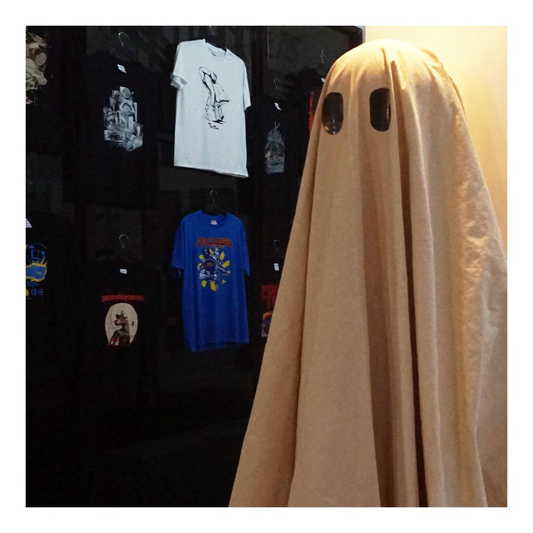 Masih berlangsung ya pameran artwork karya <a href="/Uzedzedd/">pucatpentil</a> dkk di acara TV and Friends. Di lantai dasar Twin Vaults, Setiap hari sampai tgl 7 Nov 2021. Aneka merchandise juga tersedia di situ.