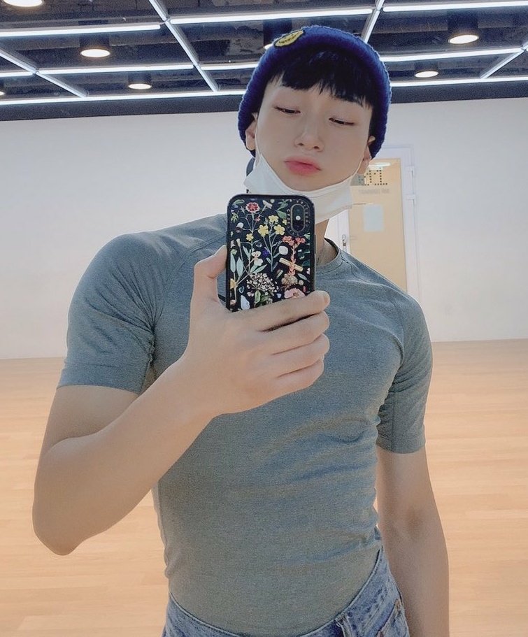 viviteez_'s tweet photo. @allkpop I love his body proportions https://t.co/mb3nvR92D2