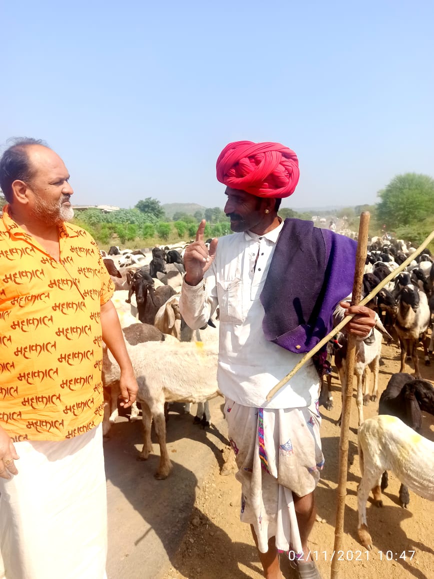 AnnasahebGaran5's tweet photo. अपनो का एक अजब अपनत्व ... आज कनेक्ट इंडिया स्वराज्य रैली के तहत मध्यप्रदेश के प्रवास के दौरान  जोधपुर राजस्थान के प्रवासी पशुपालकों से मिल उनकी समस्यों को समझने का एक मौका मिला ..नमन है मेरे पशुपालकों भाईयों के जिजीविषा की अनोखी प्रवृत्ति को । @MahadevJankarR @kumarsushilps https://t.co/Gcaq1le2cN