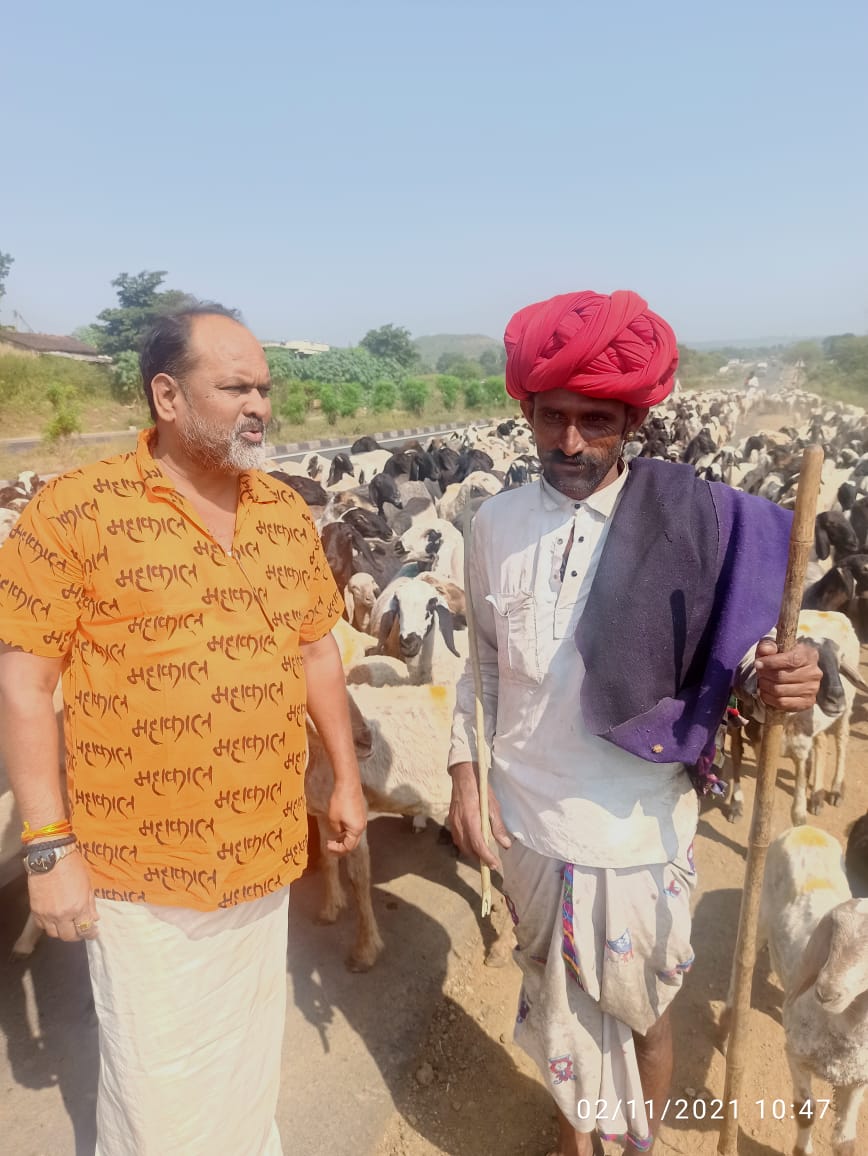 AnnasahebGaran5's tweet photo. अपनो का एक अजब अपनत्व ... आज कनेक्ट इंडिया स्वराज्य रैली के तहत मध्यप्रदेश के प्रवास के दौरान  जोधपुर राजस्थान के प्रवासी पशुपालकों से मिल उनकी समस्यों को समझने का एक मौका मिला ..नमन है मेरे पशुपालकों भाईयों के जिजीविषा की अनोखी प्रवृत्ति को । @MahadevJankarR @kumarsushilps https://t.co/Gcaq1le2cN