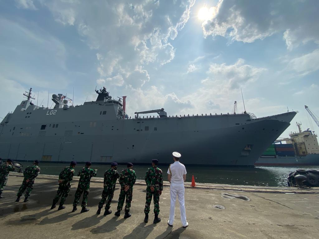 IKAHANid's tweet photo. Thank you #AusNavy HMAS Canberra sailed from Jakarta to meet up with the #IPE21 task group and continue on their regional deployment headed to Surabaya to participate in the combined naval exercise New Horizon '21 with @TNIAL #moresecuretogether 🇮🇩🤝🇦🇺 https://t.co/x01cvtlX8k