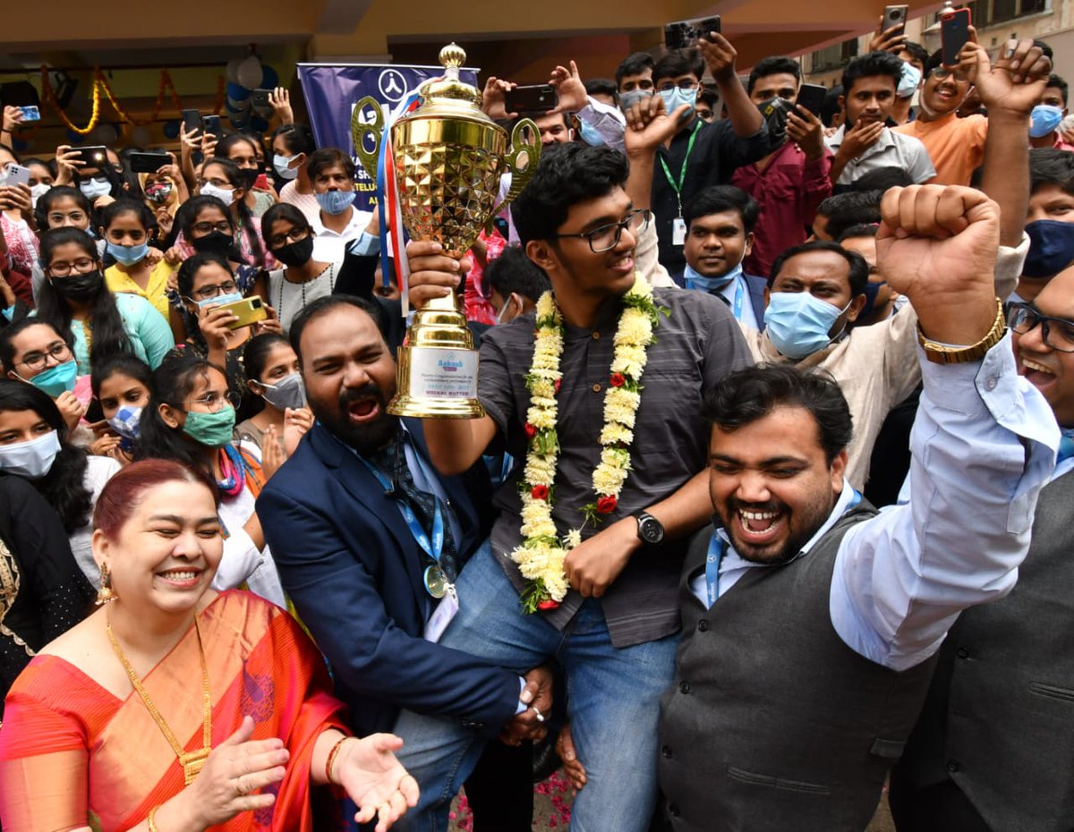 maheshcafe's tweet photo. Students and faculty of Aakash Educational Services welcoming #NEET All India Rank 1 holder #MrinalKutteri in Hyderabad on Tuesday. Photo: Nagara Gopal
#NEETResult2021
https://t.co/bXWsH1niv9 https://t.co/V53C3PWcmy