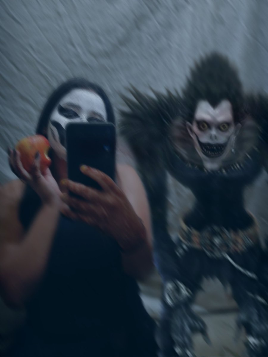 Shidra69's tweet photo. Oops am I too late for Halloween 🎃,  here am with my partner 🍎 
#DEATHNOTE #ryuk #Halloween #SpiritHalloweekend #oops https://t.co/sbt5HKfuKa