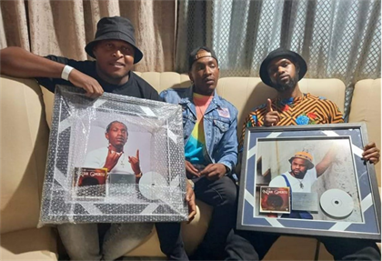 dailysunsa's tweet photo. KID X SURPRISES MAKWA BEATS WITH PLAQUE!
https://t.co/n1OU3Pf68h
#KidX
#Makwa https://t.co/Vf0TFiRSIu