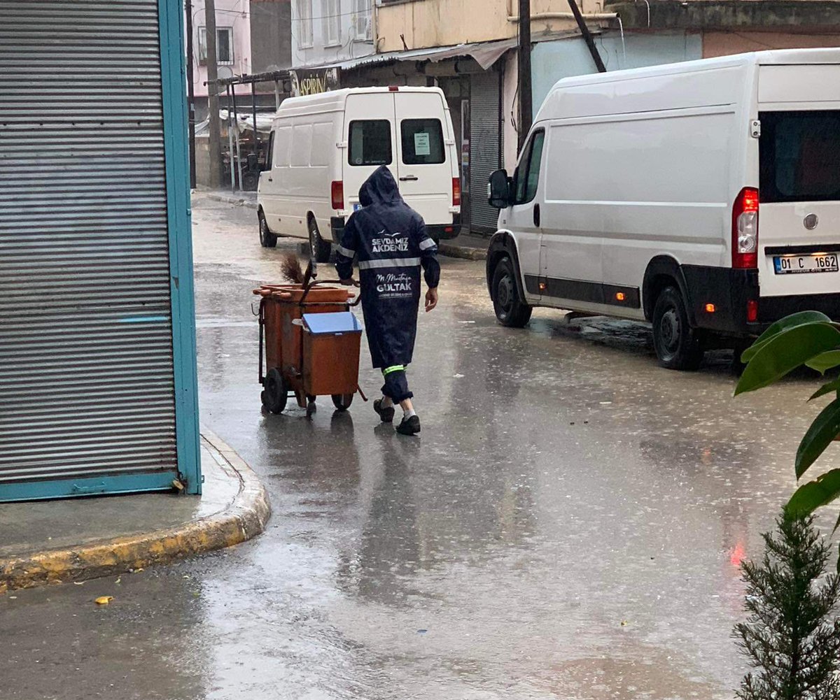 Yağmur çamur demeden çalışan belediye kombini <a href="/akdenizbld/">T.C. Akdeniz Belediyesi</a> 😉