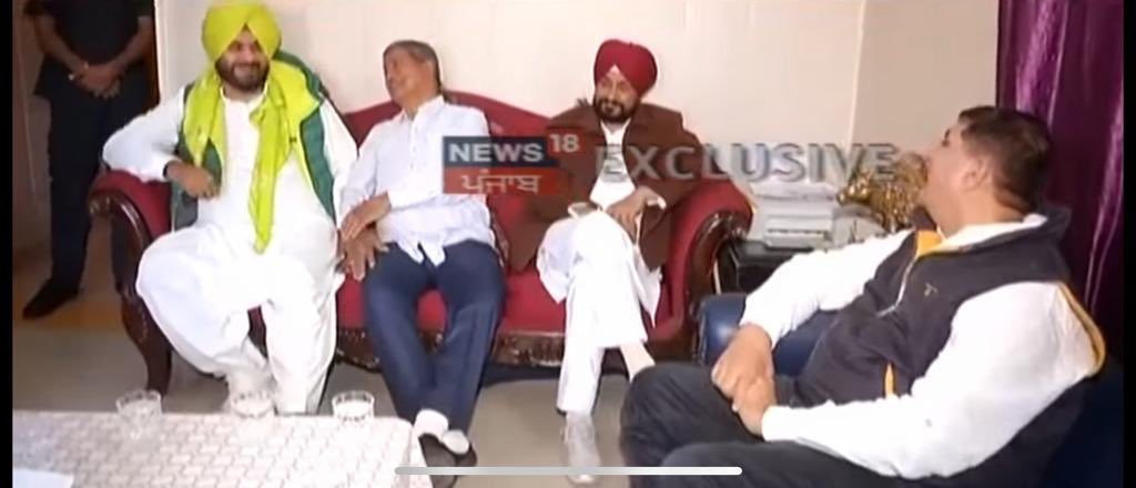 sunilkjakhar's tweet photo. 'Political' Pilgrims 

But each one trying to appease a different Deity . 
            
 ਮੈਂ ਤਾਂ ਪੀਰ ਮਨਾਵਨ ਚੱਲੀ ਆਂ!

 ਸਵਾਲ ਇਹ ਹੈ : ਕਿਹੜਾ ਪੀਰ https://t.co/72J60U6byI
