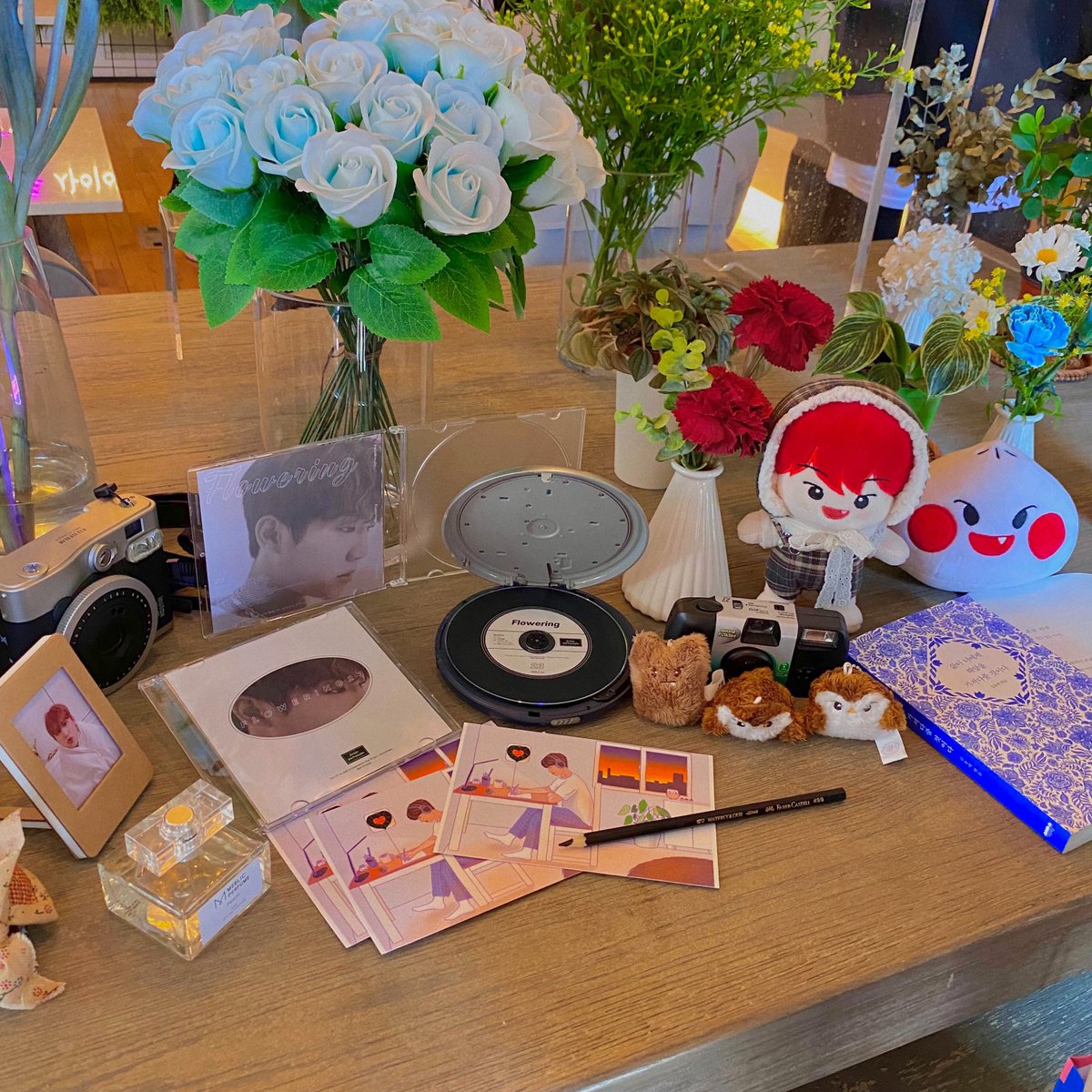 zzoccodotori's tweet photo. #우진이의_만개한_스물셋
#flowering_23_WJ
플라워카페에서 맞이하는 우진절이라니..♡ 정말 너무 행복했어요🥺 구석구석 꼼꼼하게 꾸며져있고 특전 씨디와 꽃까지..우진이 생일인데 나가지 행복해지는 마법🎀 카페 분위기도 너무 좋고 아기자기 너무 이뻐서 좋았어요❤️ 감사합니다💖 https://t.co/bvyNOIV7w0
