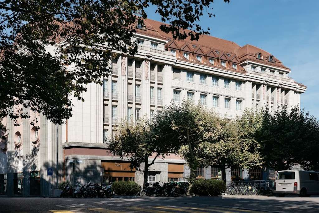 NextTravelMag's tweet image. "Sterren worden geboren, niet gemaakt" is sinds 18 oktober 2021 het credo bij de #RubyMimi in #Zürich, #Zwitserland. Het is het eerste hotel van de door CEO Michael Struck in #München gevestigde #RubyGroup dat in Zwitserland wordt geopend.

bit.ly/3bwp8d5