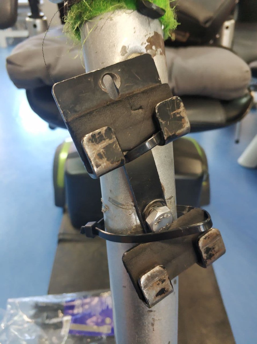 Aspaym_malaga's tweet photo. Solución de #bajocoste y rápida de un gancho de la cesta delantera de una scooter:

1️⃣Reemplazar tornillo de arriba
2️⃣Poner un taco y colocar el tornillo de abajo sobre ese taco

['Productos de apoyo de bajo coste', subvencionado por Área de Accesibilidad Universal de @malaga ] https://t.co/ya3zg28Naw