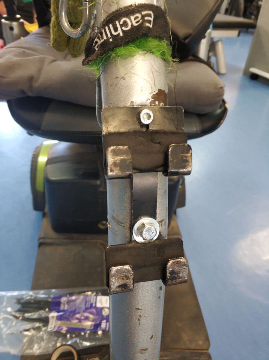Aspaym_malaga's tweet photo. Solución de #bajocoste y rápida de un gancho de la cesta delantera de una scooter:

1️⃣Reemplazar tornillo de arriba
2️⃣Poner un taco y colocar el tornillo de abajo sobre ese taco

['Productos de apoyo de bajo coste', subvencionado por Área de Accesibilidad Universal de @malaga ] https://t.co/ya3zg28Naw