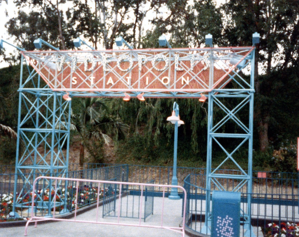 MagicalTrash's tweet photo. #Videopolis Station was added to the #Disneyland Railroad in 1985 as part of #Fantasyland - and featured trash cans with the dance club's unique "light burst" design.
🌐 | https://t.co/9NGRUXUUH7
📷 | Chris Bales
Used by Permission. #MagicalTrash #Disney #TrashCanTuesday https://t.co/AFE5ClXRYp