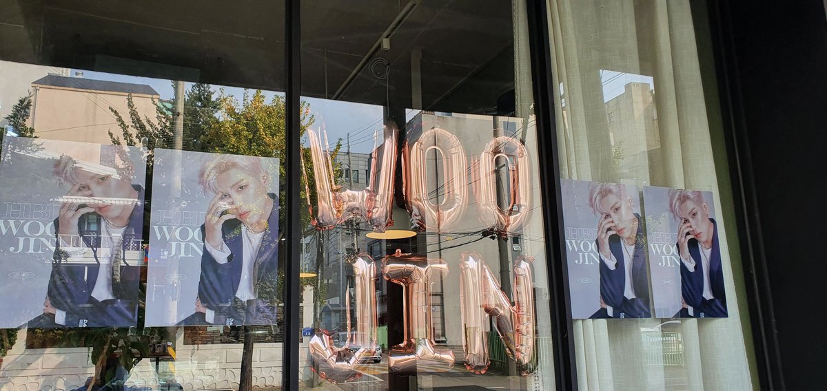 AvvioRearWindow's tweet photo. 4일간 #AB61X #박우진 님의 생일이벤트가 마무리되었어요

부모님께서 방문하셔서 자리도 빛내주셨네요!

이벤트 진행하신 @for_sparrow1102 님 고생많으셨어요! 

에티켓과 방역수칙 잘 지켜주신 팬분들께도 감사드립니다

#에이비식스 #PARKWOOJIN #생일축하 #컵홀더이벤트 #카페아비오 #cafeavvio https://t.co/atFyySW6Us