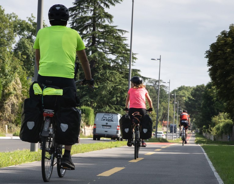 EtatdeVaud's tweet photo. 🚴🏻‍♂️🚴🏾🚴🏿‍♂️ Promotion du #vélo à l’horizon 2035: la stratégie ambitieuse du Conseil d'Etat pour faire du vélo le pilier d’une mobilité active et durable dans le canton de #Vaud
#mobilité https://t.co/hkwnqZjizv https://t.co/GQdTtOH8ar