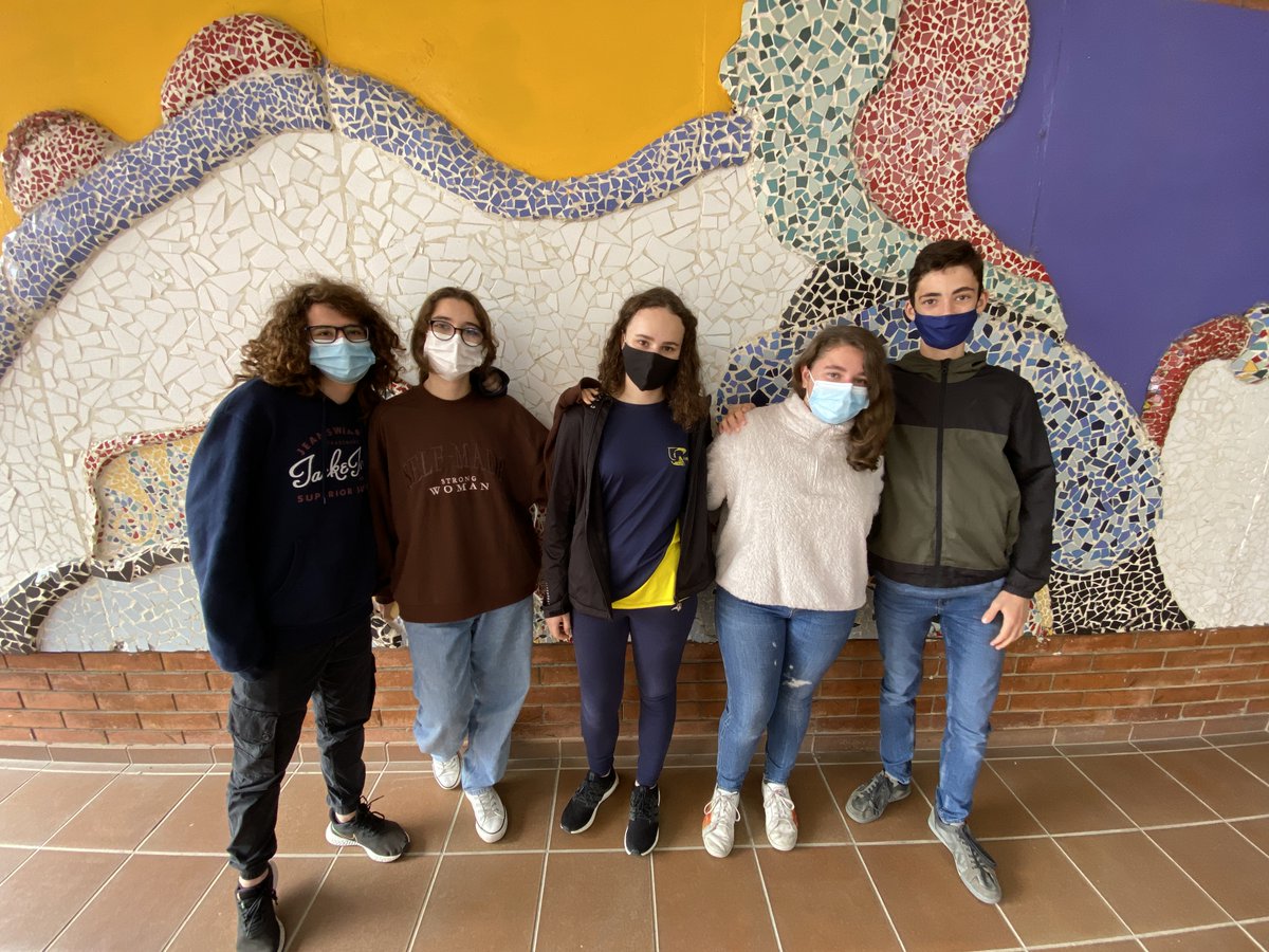 Llor_Fundacio's tweet photo. Jordi Giralt, Elsa Girón, Laura Fernández, Clara De Blas i Raúl Curto, alumnes de 4t d'#ESOLlor del #Llor, han estat seleccionats per participar en el programa 'Anemx+mates' organitzat per @matesABEAM i que tindrà lloc a la Facultat de Matemàtiques de la @la_UPC
Enhorabona!👏👌 https://t.co/isTRggo7AF