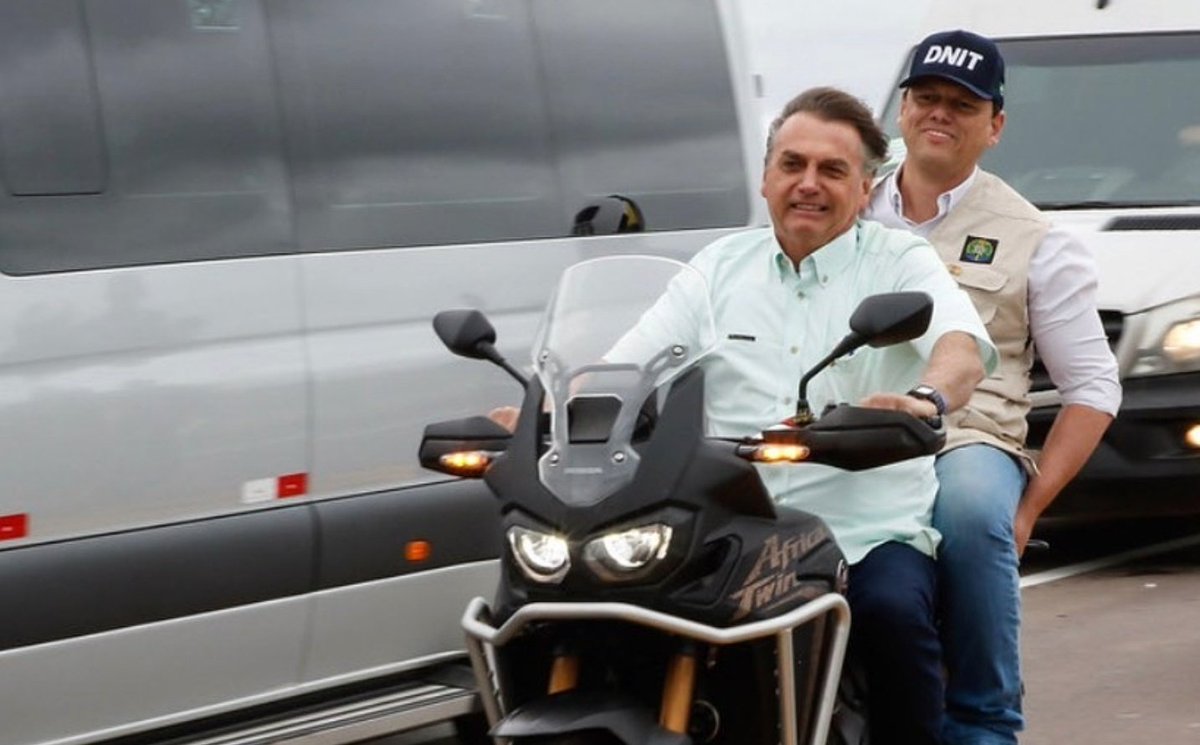 NasRuas_deacai's tweet photo. O que vc faz quando ver dois caras em uma moto? https://t.co/gNf2eysdRH