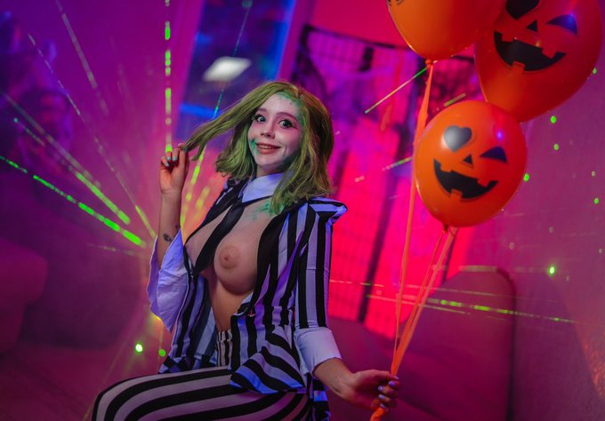 The party went great! How did you spend Halloween??? https://t.co/wCJeAe3MTn