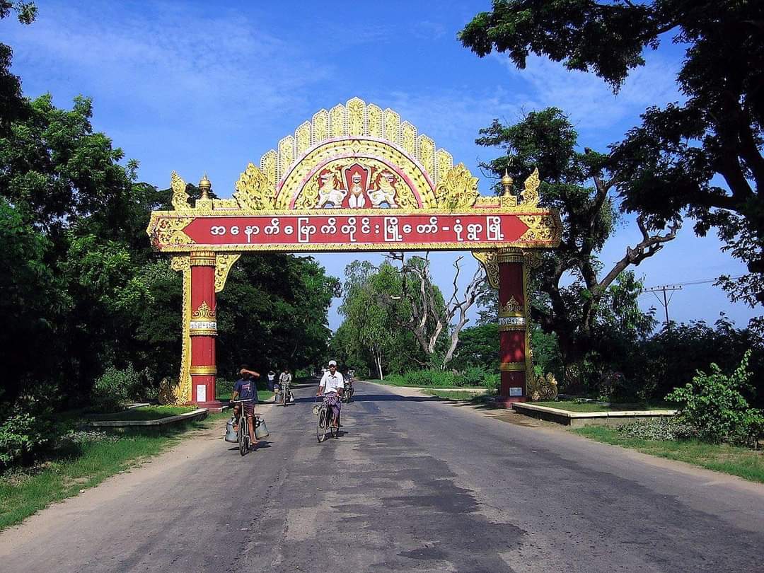 IrrawaddyNews's tweet photo. Junta soldiers shot dead three motorcycle riders after they refused to stop at a military checkpoint in Sagaing Region’s Monywa on Monday. After chasing the three down and killing them, junta troops took their bodies. (Photo: Monywa Signboard) #WhatsHappeningInMyanmar https://t.co/rdiwnywtTj