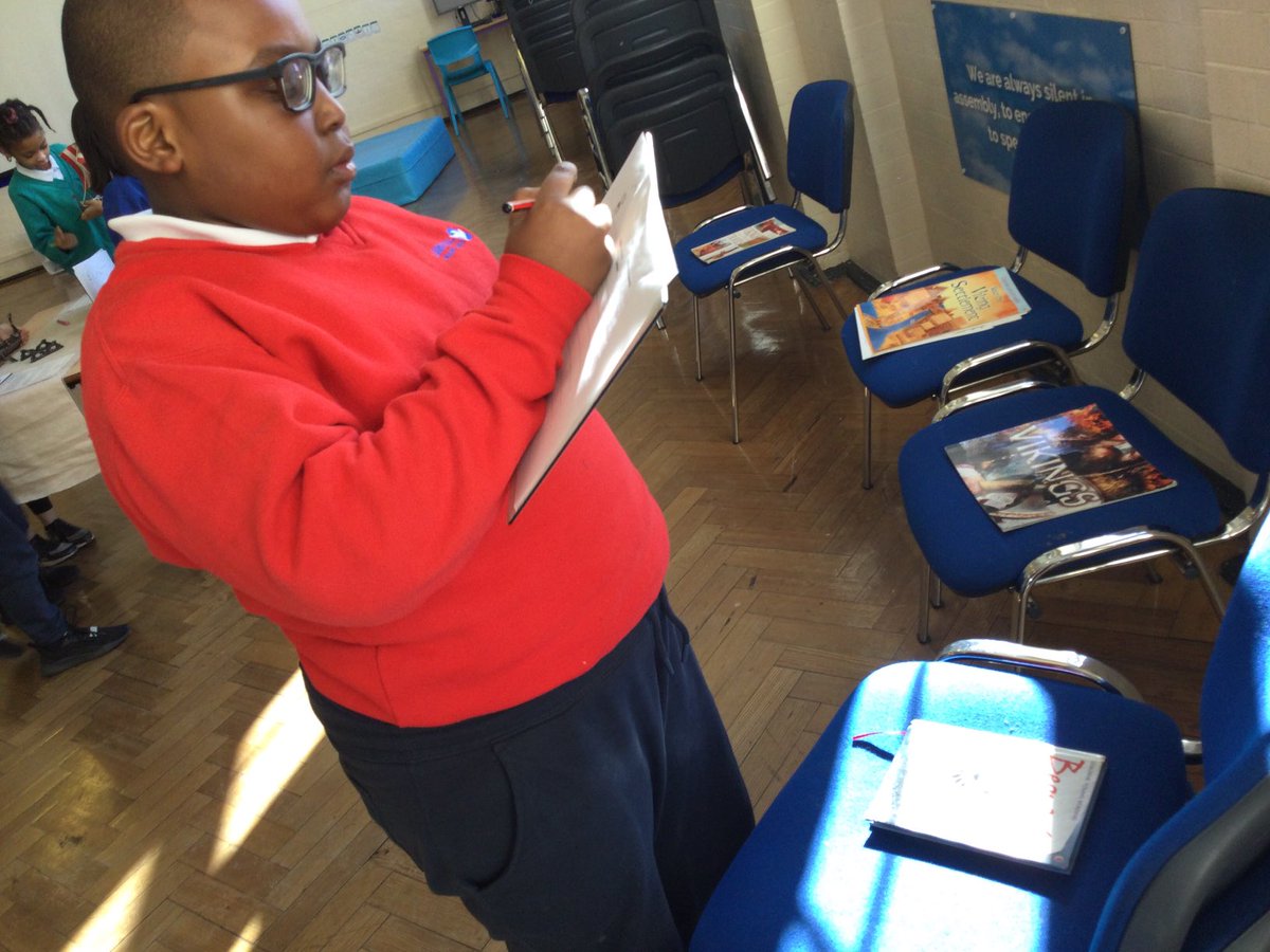 LarkHallPrimary's tweet photo. #lhblackfriars #lhwaterloo exploring Viking artefacts and asking questions for our new topic. #lhhgsu #questioningminds https://t.co/qchOfjyHSx