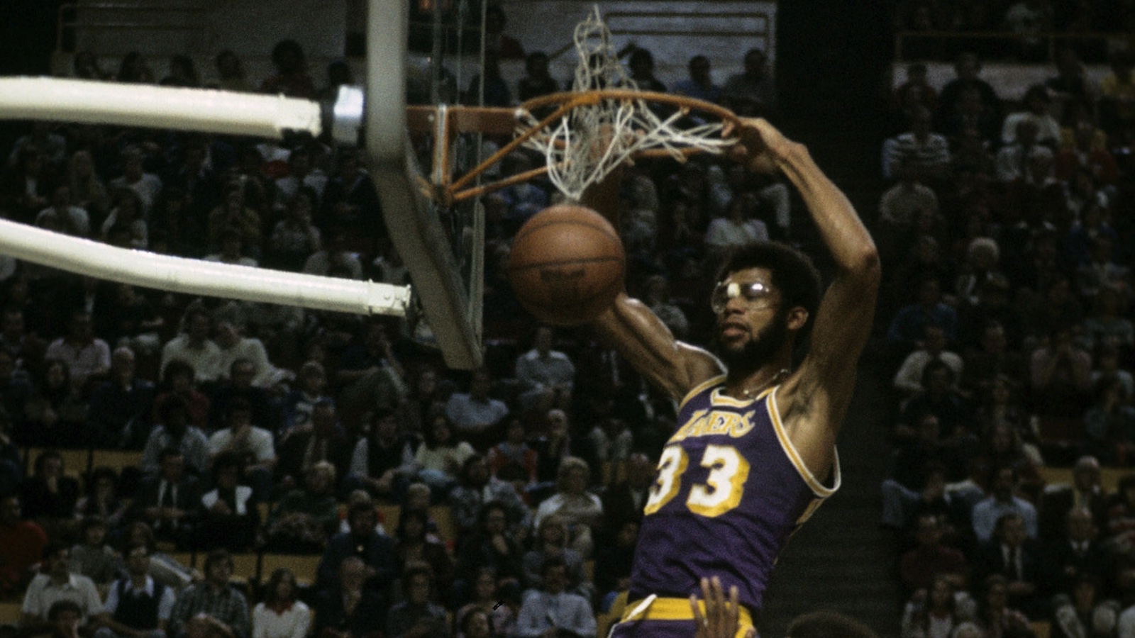 Justin Kubatko on X: 📅 On this day in 1975, the @Lakers Kareem Abdul- Jabbar had 29 points, 21 rebounds, and 11 blocks in a win over the Pistons.  Since the NBA started