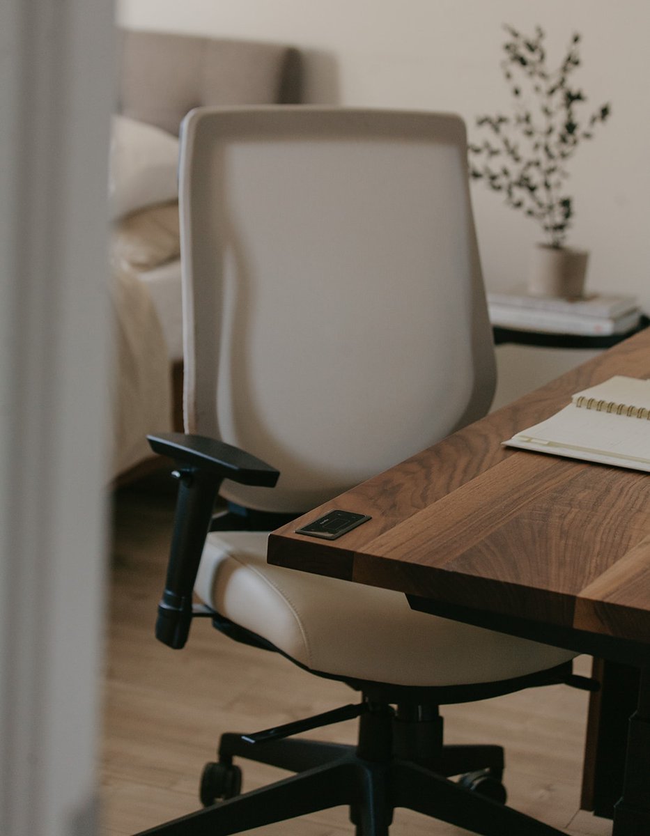 Never underestimate the importance of having a comfortable chair! We love the YouToo for its many adjustments and its timeless design. 🤍

〰️ Seen here paired with the Sway desk in walnut.